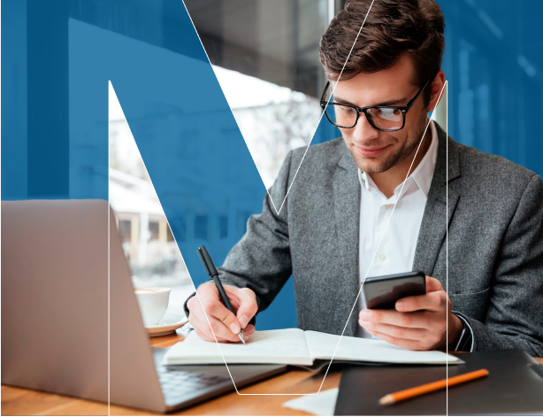 Homem adulto sentado escrevendo em um caderno enquanto segura o celular.