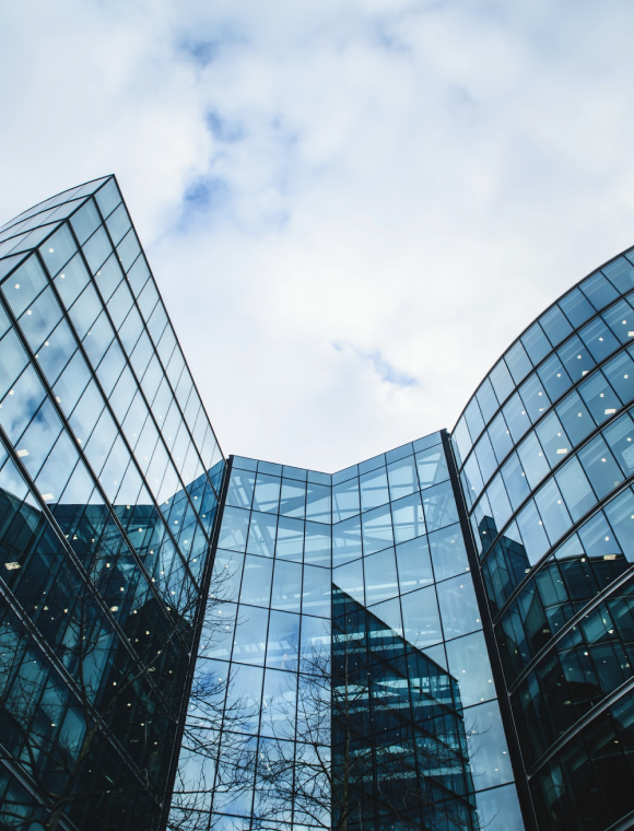 Imagem de um prédio comercial com o céu ao fundo.