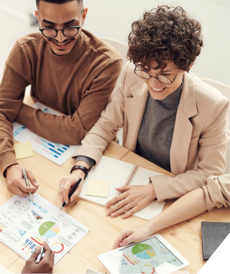 Dois jovens escrevendo no caderno.